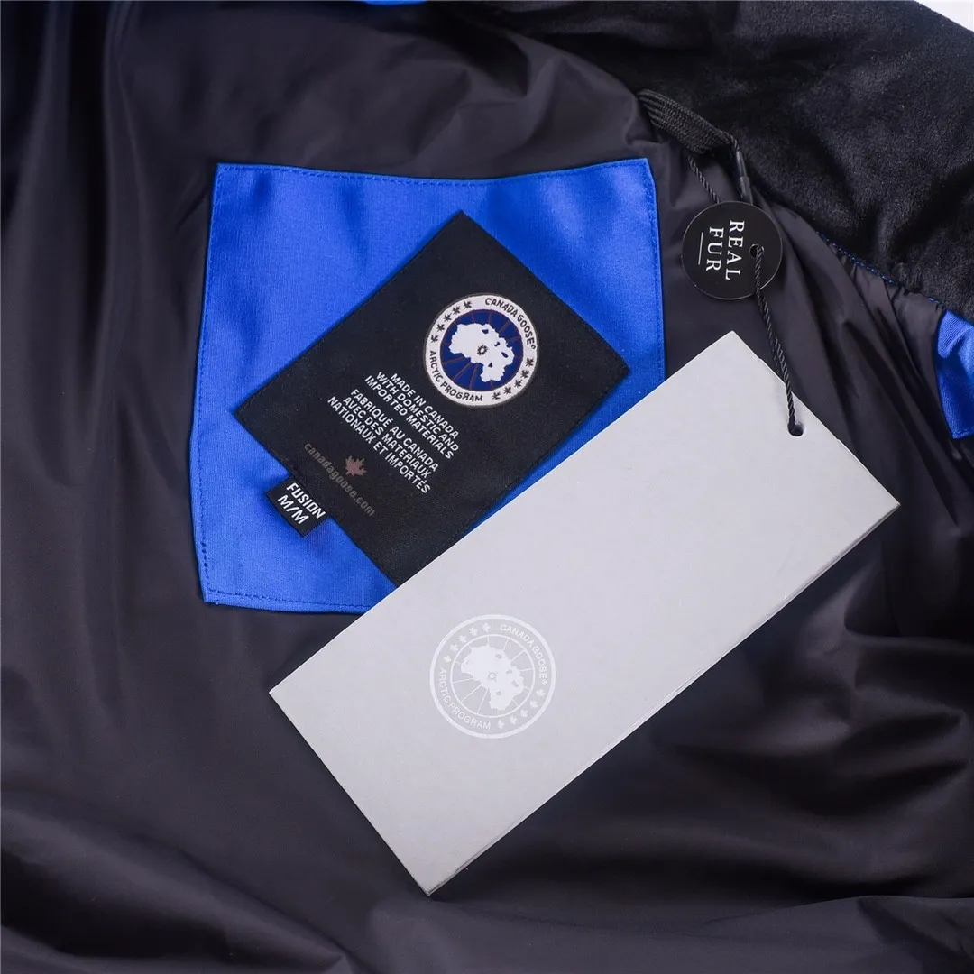 P320 Canada Goose Canada Goose #Freestyle Crew 4154M men's and women's vest down# ➖ Genuine synchronous anti-counterfeiting chip sensor! ➖ Imported Behringer embroidery machine to customize 10,000-needle embroidery logo! ➖ Imported 21-count polyester-cotton blended original fabric, using Feather-Light 10D waterproof coating fabric, made of 84.5% polyester fiber and 15.5% cotton, 100% the best feel in the entire network! ➖ The genuine official website uses the national standard 80 white duck down, and will never be misled by false claims such as 90 down or goose down! ➖ 100% nylon nylon lining with double double-layer sealing design to prevent velvet from running away. Top-grade polar fleece is used in the collar and pockets to keep warm and comfortable! ➖ Yoshida YKK provides original custom-made electroplated sliders. YKK two-way lockable zippers are tight and smooth and will not peel off paint! ➖ 3M composite original Velcro is durable, and all accessories and hardware are disassembled and customized!  SIZE: XS S M L XL XXL [Attached: Size chart]
